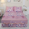 Bedskirts ditetapkan dengan renda yang sepadan dengan katil rok bedspread